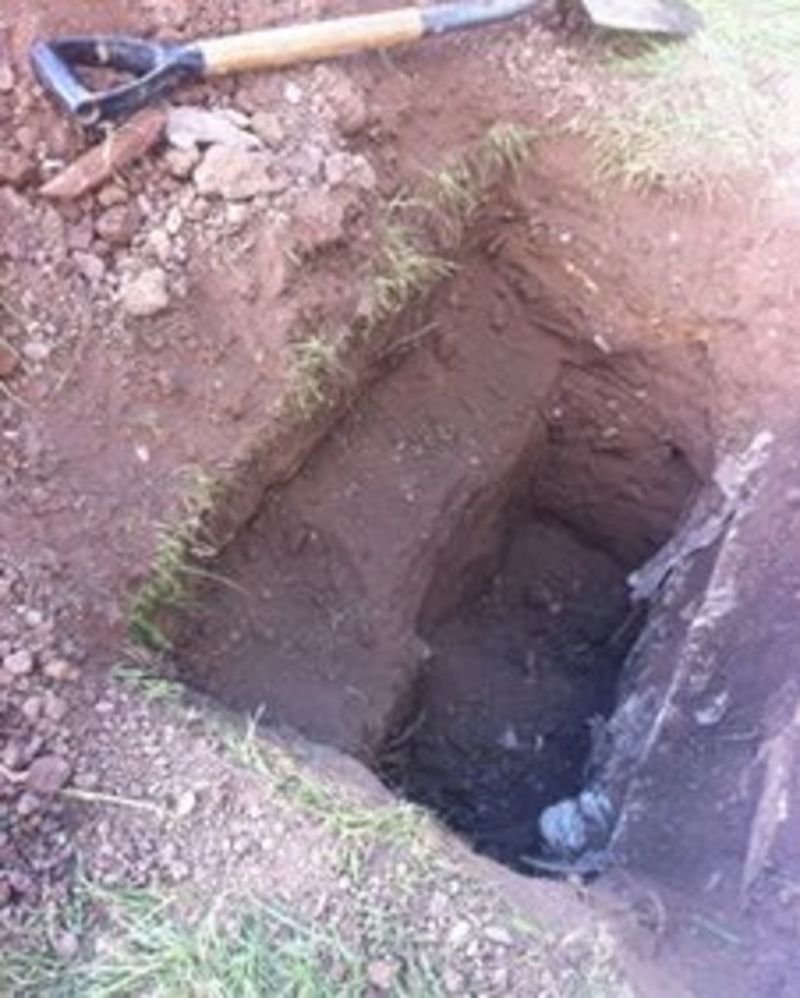 Gloucester cemetery graveside hole jewel-theft theory - BBC News