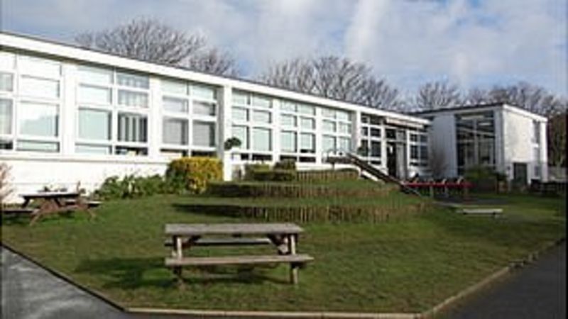 Campaigns begin to save two Guernsey schools - BBC News