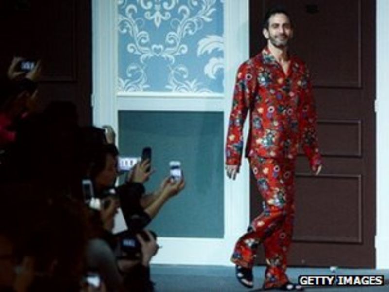 Marc Jacobs steps down as Louis Vuitton's creative director - BBC News