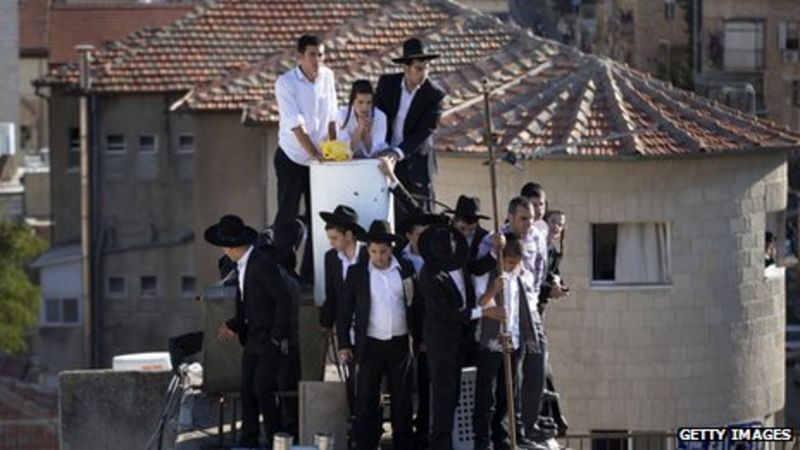 Rabbi Ovadia Yosef Thousands Attend Jerusalem Funeral Bbc News