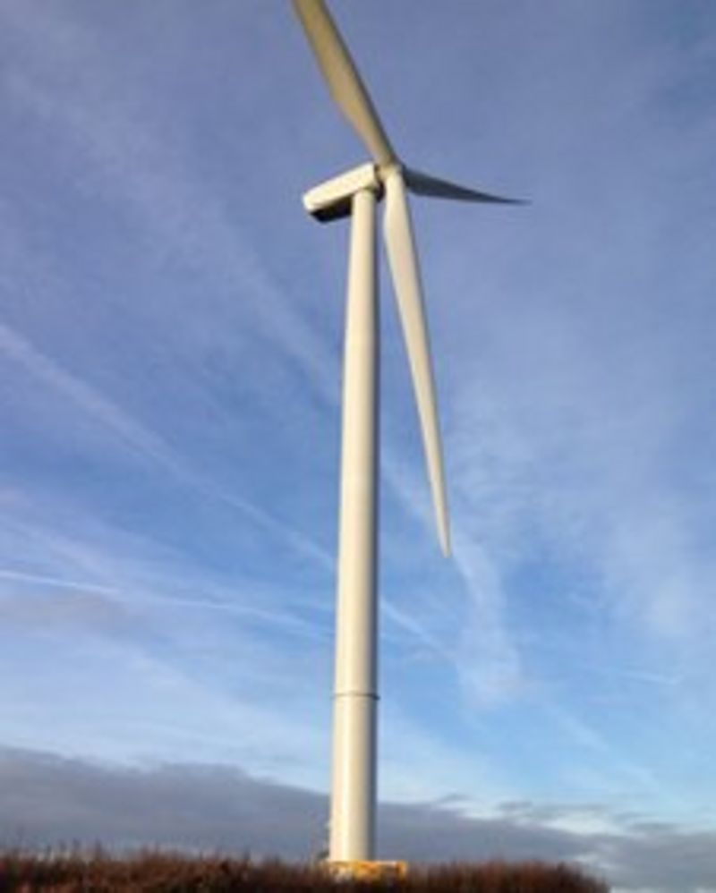 Severn Trent's 'tallest wind turbine' set up in Wanlip BBC News