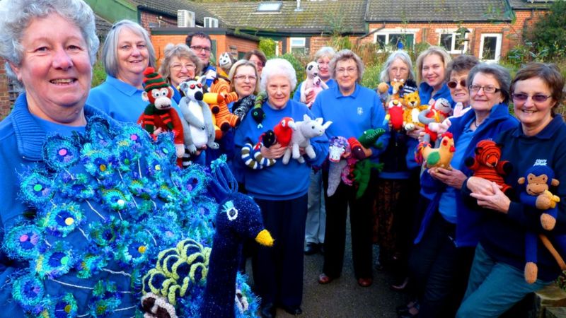 Zoo volunteers' animal tribute to festive song - BBC News