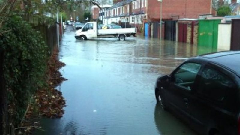 Oxford Residents Flee Rising Flood Waters Bbc News 7914