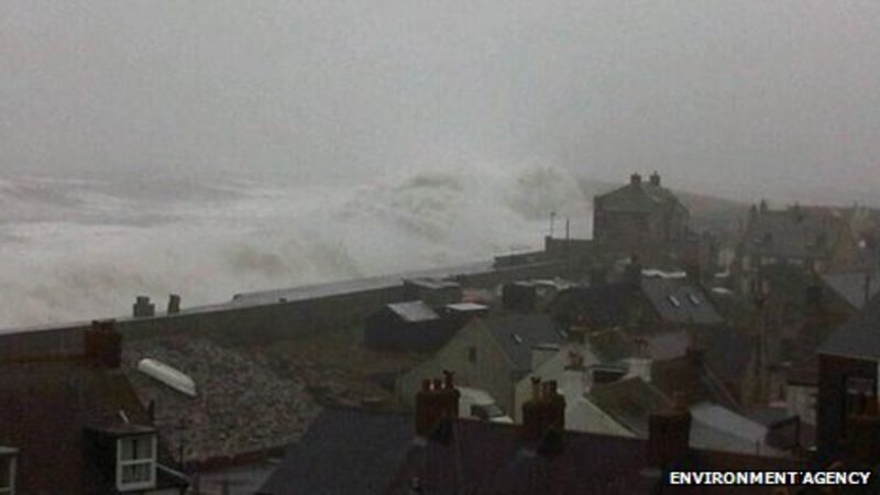 Portland severe flood warning eased after storm - BBC News