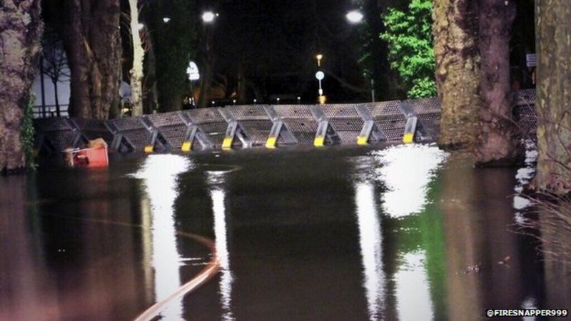 Winchester residents battle against rising flood water - BBC News