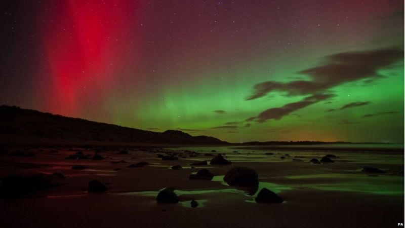 Northern Lights illuminate the UK - BBC News