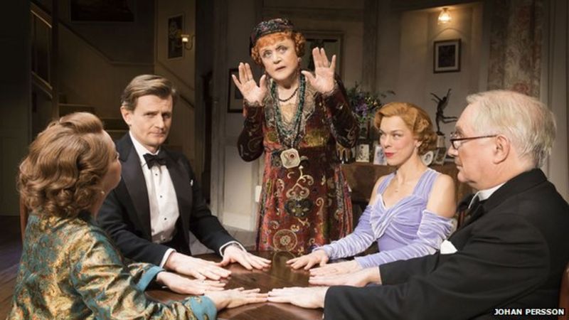 Angela Lansbury 'sparkling' in Blithe Spirit - BBC News