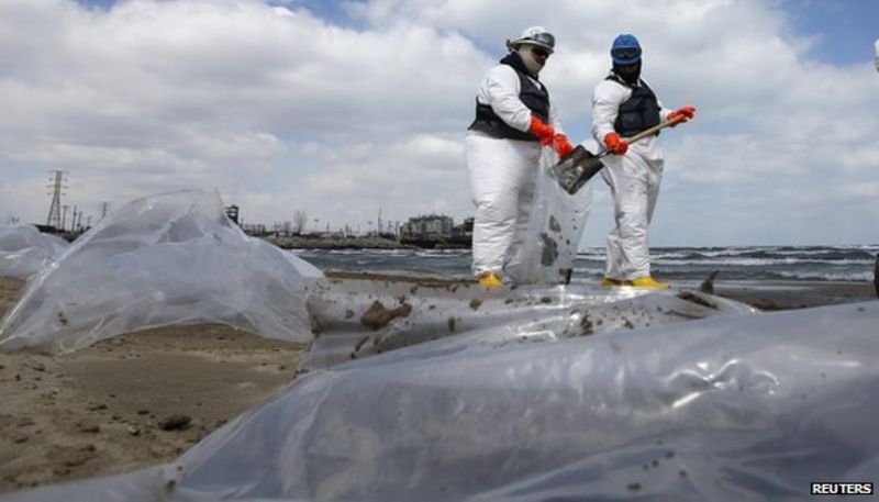 BP refinery leaks oil into Lake Michigan near Chicago - BBC News