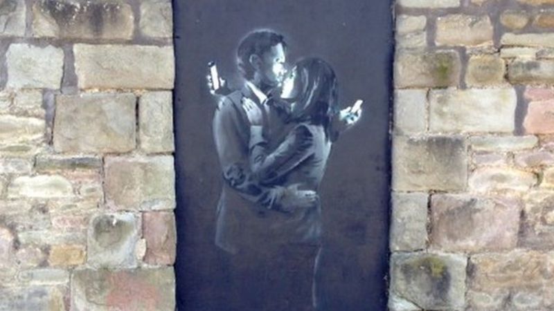 Banksy has say over disputed Mobile Lovers artwork - BBC News