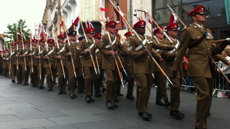 Royal Lancers march through Leicester - BBC News