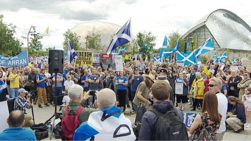 Scottish Independence: Hundreds Protest Over 'BBC Bias' - BBC News