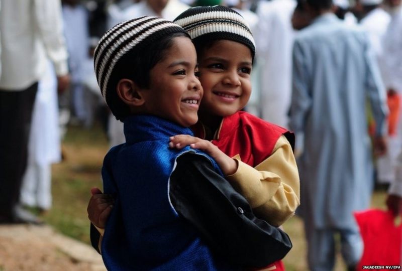 Eid al-Fitr celebrated around the world - BBC News