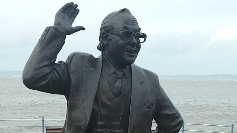 Eric Morecambe's life celebrated in Lancashire art exhibition - BBC News
