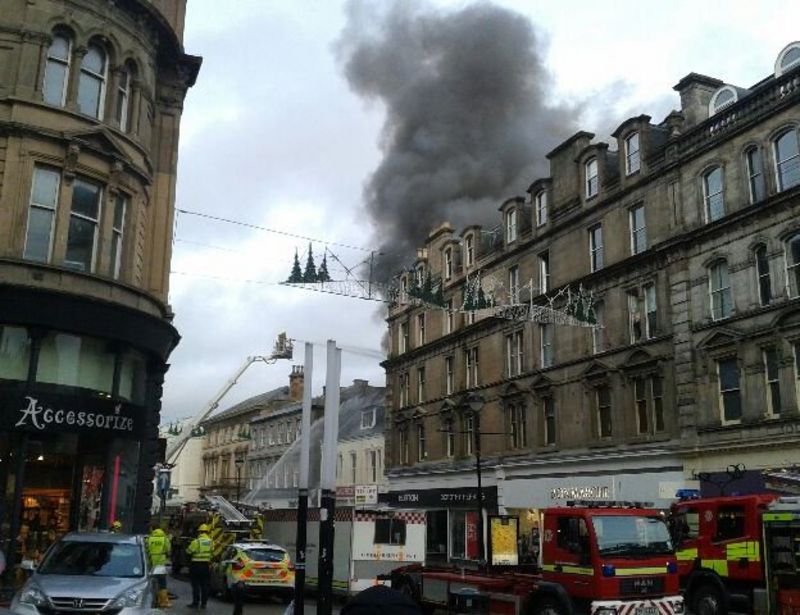 Firefighters tackle Dundee Christmas shop blaze BBC News