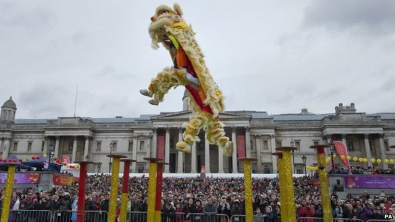 Thousands celebrate Chinese New Year in London - BBC News