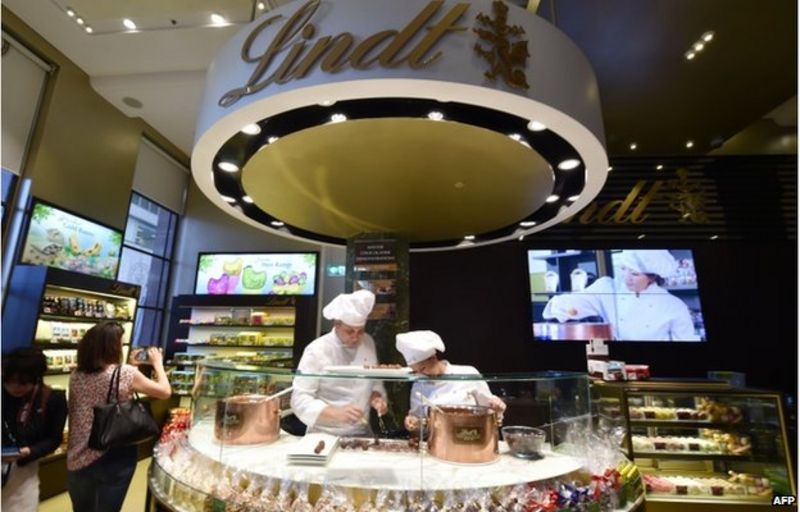 Sydney siege Lindt cafe reopens to crowds of customers - BBC News