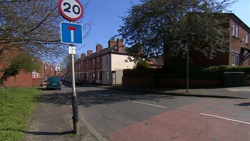 Leicester stabbing leaves boy, 15, in critical condition - BBC News