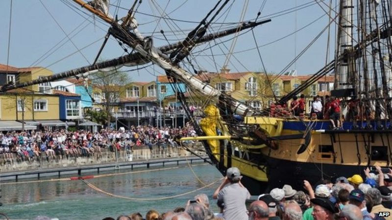 Replica 18th Century French frigate sails for US - BBC News