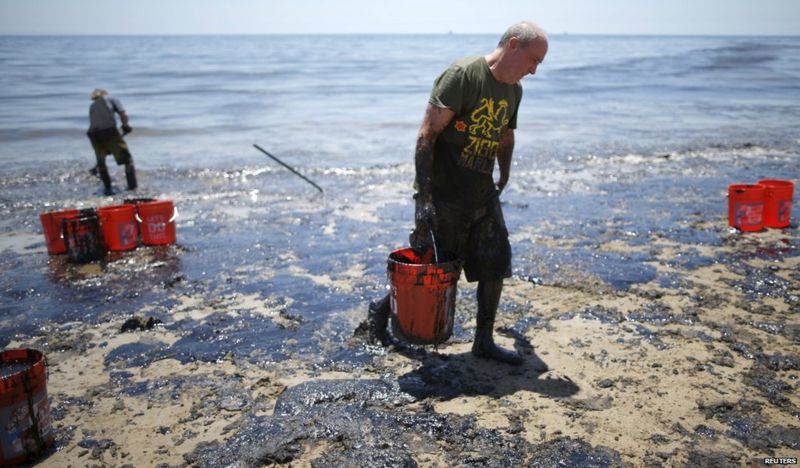 California investigates nine-mile oil slick - BBC News