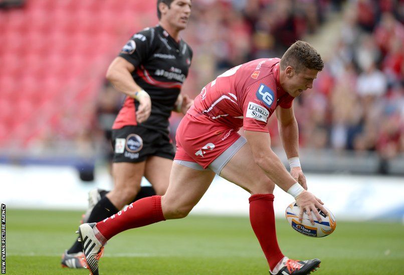 Scott Williams scored a try in Scarlets' 29-24 friendly win over James Hook's Gloucester at Parc y Scarlets.