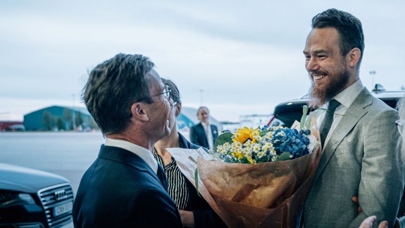 Johan Floderus arrives back in Sweden and is greeted by Prime Minister Ulf Kristersson