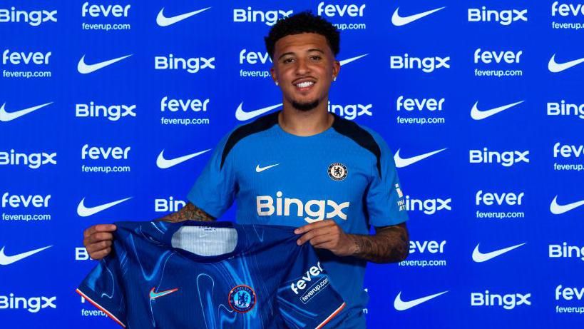 Jadon Sancho pinch a Chelsea shirt