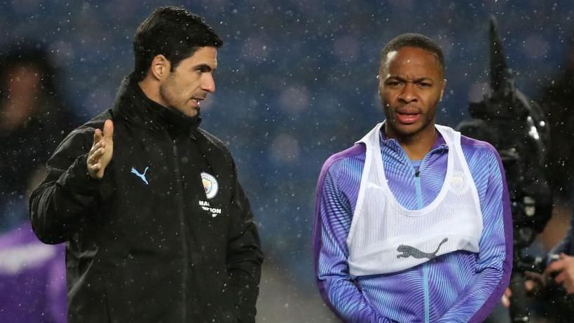 Raheem Sterling talks to Mikel Arteta