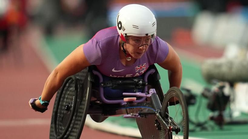 Wheelchair racer Hannah Cockroft in action