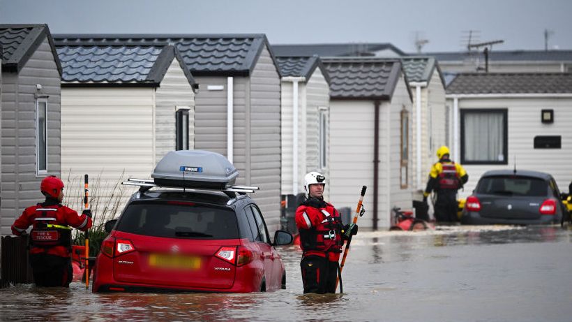 Dorset holiday park residents rescued as storm damages caravans - BBC News