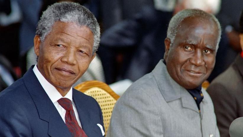 Nelson Mandela (L) and Kenneth Kaunda (R)