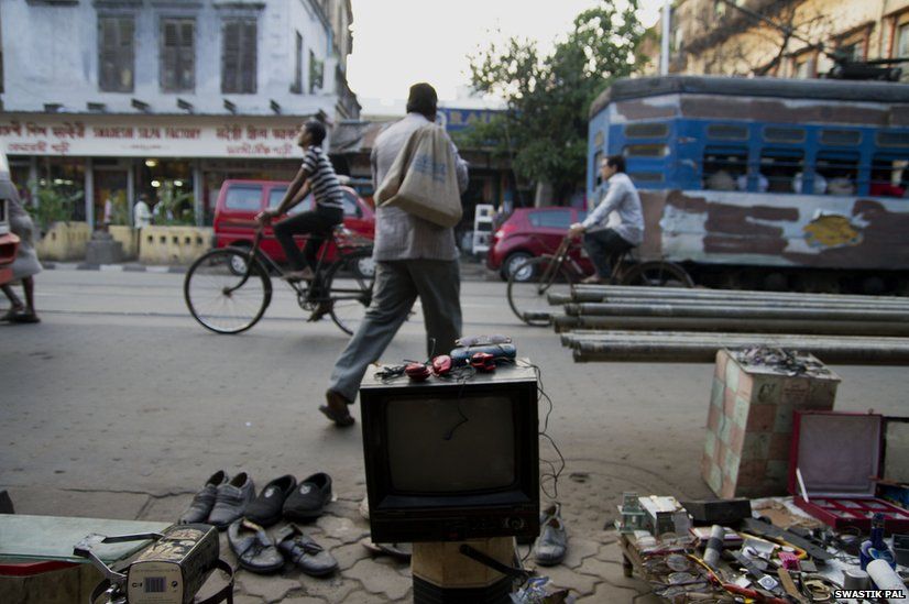 Most of the domestic E waste from the city is collected by informal sector pick up agents, popularly known as “Kabadiwalas”. It is a common sight in the city to spot them with gunny bags or sacks and picking up waste from various neighbourhoods in the city.