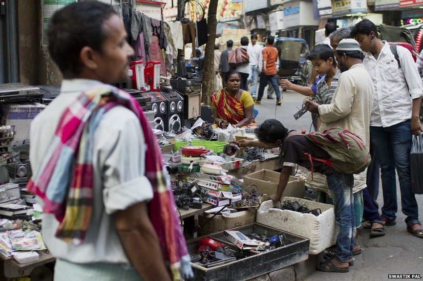 Apart from being the major IT and electronic hub of the city, Chandni Chowk is a very popular second hand market. From the wires to wi-fi routers, or a discarded video camera, there is something for everyone to buy.