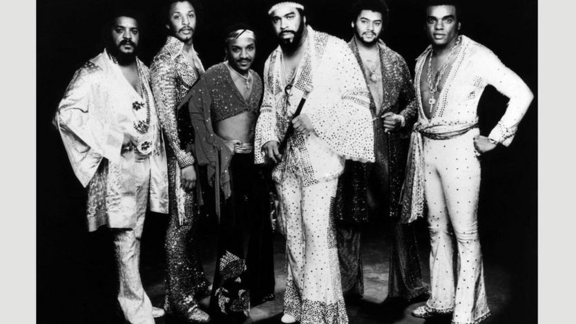 سجل فريق "ذا آيزلي برازذرز" النسخة الأولى من أغنية "كافِح السلطة" في اليوم نفسه الذي سجل فيه أغنيته "هارفيست فور ذا وورلد" (الحصاد للعالم) التي كرسها لمحاربة الفقر