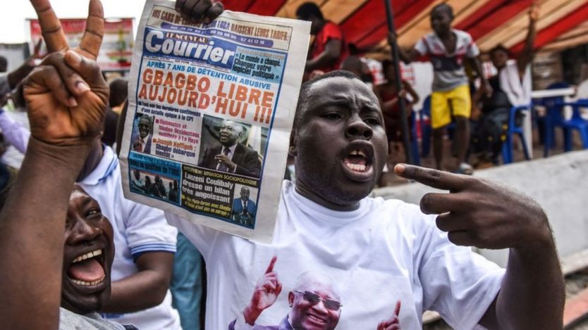 Les gens célèbrent le 15 janvier 2019 à Abidjan après la nouvelle que la Cour pénale internationale a acquitté l'ancien président de la Côte d'Ivoire Laurent Gbagbo suite à une vague de violence post-électorale