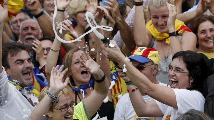 Người dân Catalonia ăn mừng sau khi Nghị viên Catalonia bỏ phiếu độc lập