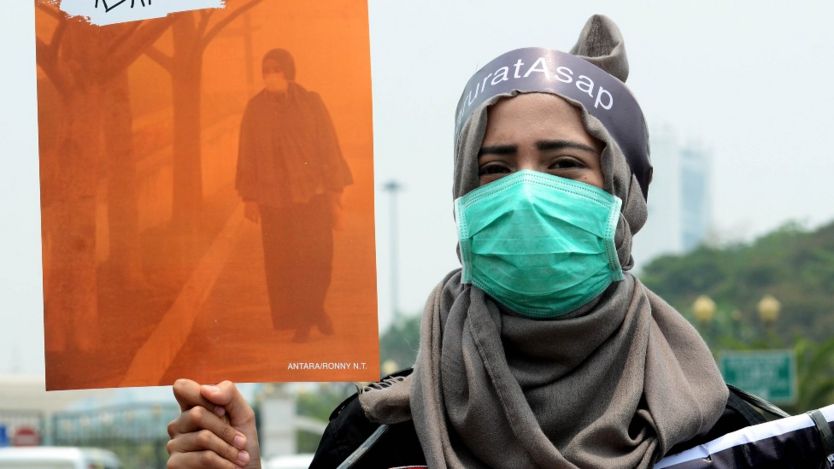 Mujer con mascarilla en Indonesia