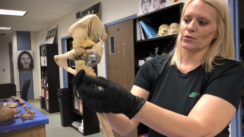 Доктор Киммерли изучает человеческие останки с момента смерти до превращения их в скелет