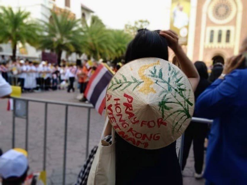 Một bạn trẻ người Việt mang theo chiếc nón có dòng chữ 'Cầu nguyện cho Hongkong và Việt Nam'
