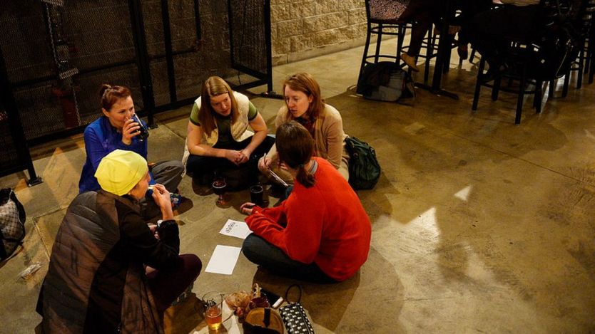 Jóvenes conversando en un restaurante