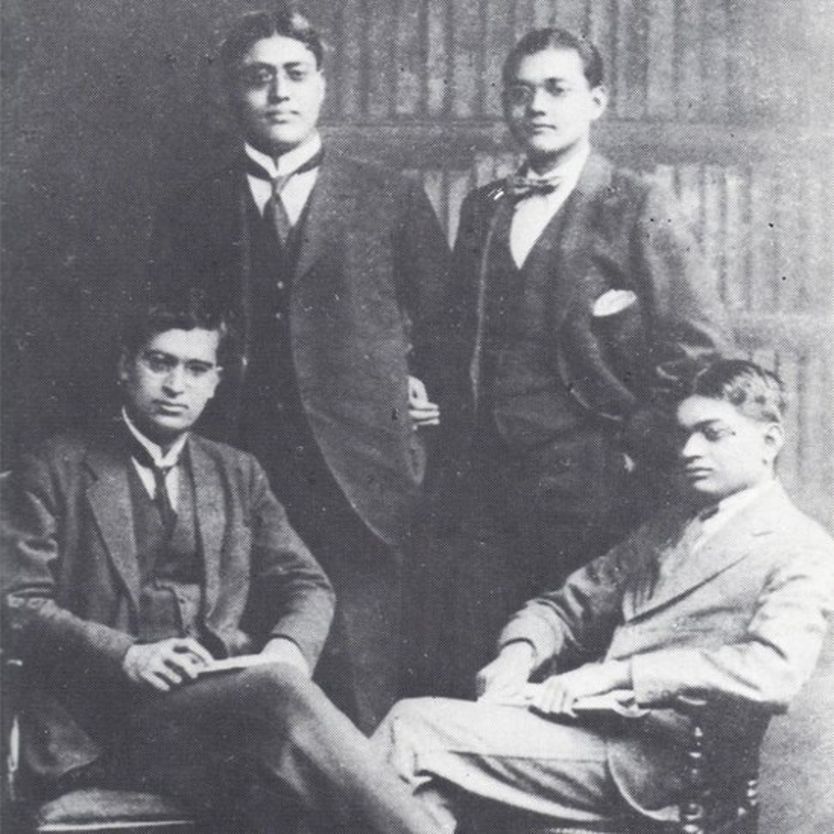 সর্বকালের সর্বশ্রেষ্ঠ বাঙালি: বিবিসি বাংলার জরিপে পঞ্চম স্থানে সুভাষ চন্দ্র বসু- ভারতে স্বাধীনতা সংগ্রামের কিংবদন্তি নেতা 1 ইংল্যাণ্ডে ছাত্র অবস্থায় বন্ধুদের সঙ্গে সুভাষ চন্দ্র বসু - ১৯২০ সালে। (সুভাষ বসু দাঁড়িয়ে ডানদিকে)