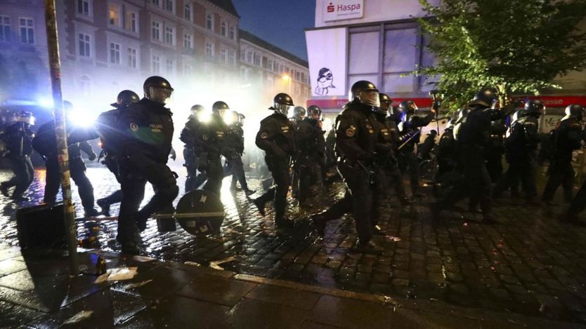 漢堡防暴警察衝向示威者（8/7/2017）
