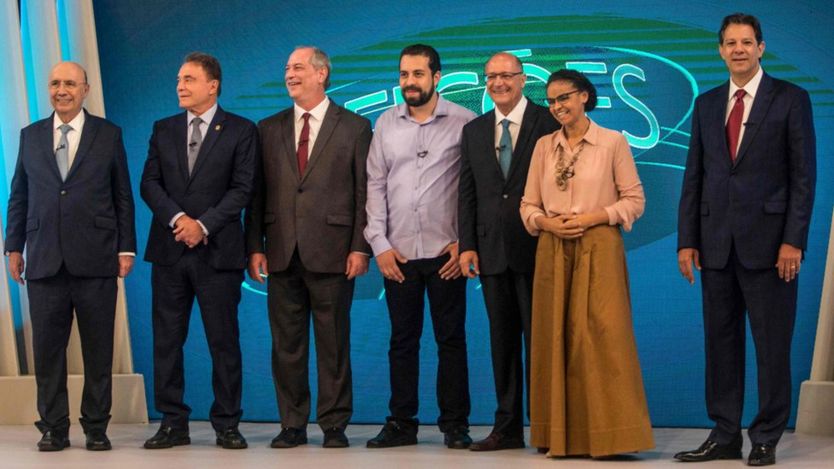Candidatos à Presidência reunidos em debate na Globo, em 4 de outubro. Da esquerda para direita: Henrique Meirelles, Alvaro Dias, Ciro Gomes, Guilherme Boulos, Geraldo Alckmin, Marina Silva, Fernando Haddad.