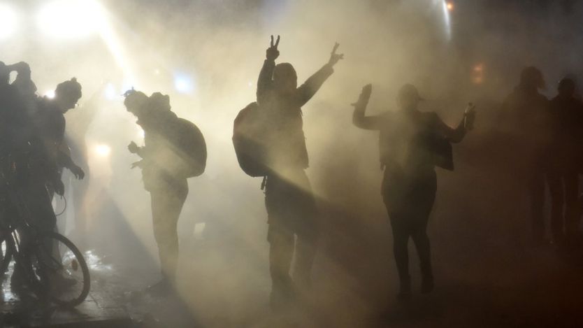 漢堡街頭一批示威者在水霧中舉起勝利手勢（8/7/2017）