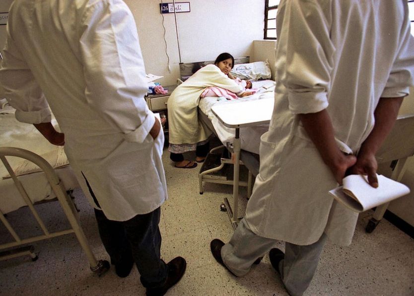 Madre adolescente y trabajadores sanitarios en en el Instituto Prenatal del Hospital de Maternidad de Lima, Perú, en 2003.