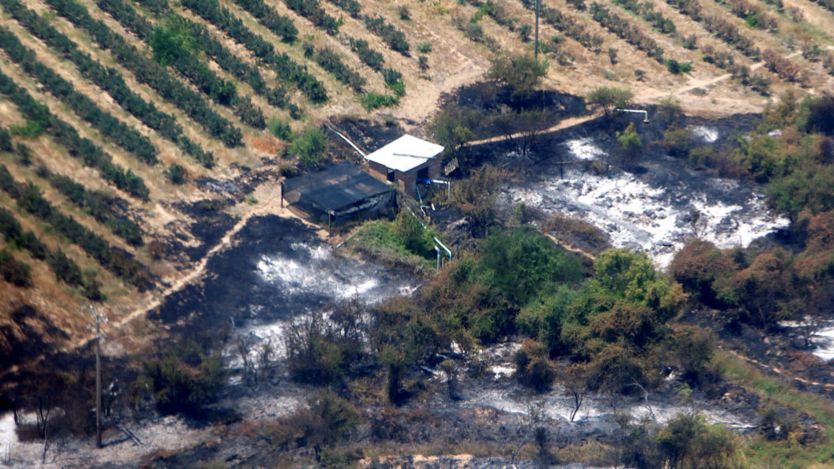 Tierra incinerada y casas destruidas por las llamas en Cauquenes