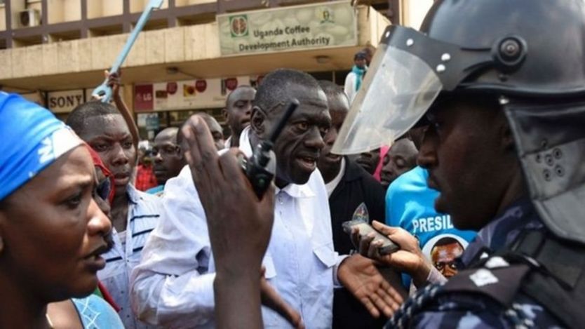 Kiongozi wa Upinzani nchini Uganda Kizza Besigye akikabiliana na polisi kwenye mitaa ya jiji la Kampala