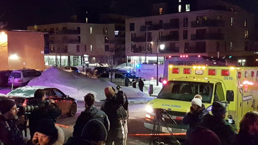 Una ambulancia está estacionada en el lugar donde se produjo el tiroteo en la ciudad de Quebec.