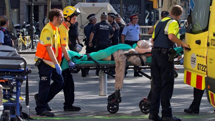 پس از برخورد یک خودروی ون به جمعیت در مرکز بارسلون حداقل سیزده نفر کشته شدند