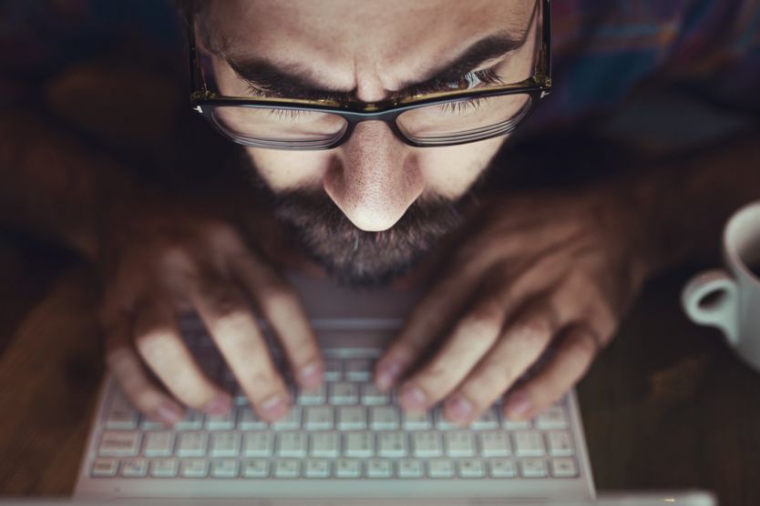 Hombre mirando una pantalla de computador