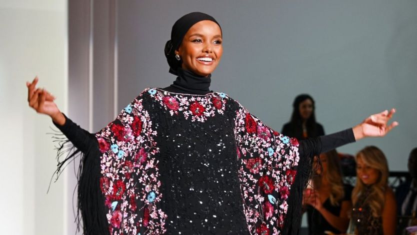 Halima Aden di panggung Sherri Hill NYFW Spring 2020, New York